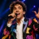 Mika chante Poker Face de Lady Gaga