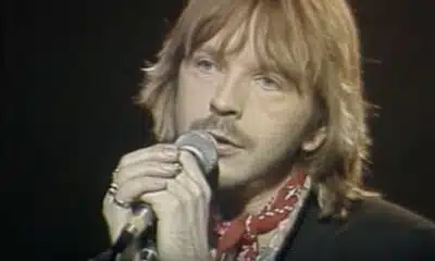 Renaud chante Place de La République