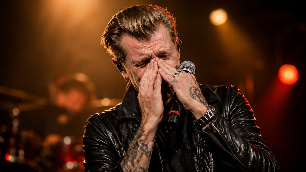 Les 5 premières minutes du concert des Eagles of Death Metal