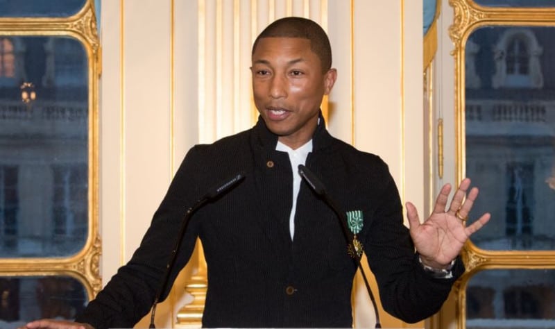 Pharrell Williams décoré par la ministre de la Culture