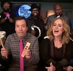 Adele chante <i>Hello</i> avec des jouets musicaux 6