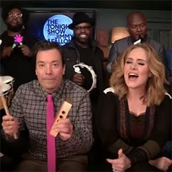 Adele chante <i>Hello</i> avec des jouets musicaux 4