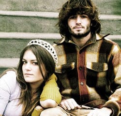 Angus & Julia Stone assis tranquillement