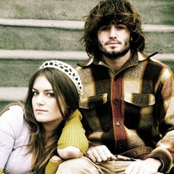 Angus & Julia Stone assis tranquillement