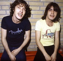 Les frères Angus et Malcolm Young sortent leurs premiers enregistrements