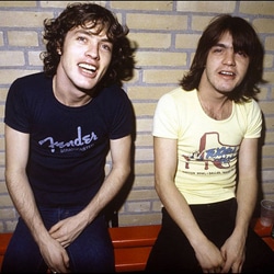 Les frères Angus et Malcolm Young sortent leurs premiers enregistrements