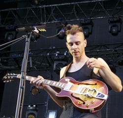 Asaf Avidan en tournée solo acoustique 23