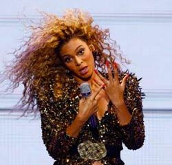 2 fans volent la vedette à Beyoncé sur scène 12