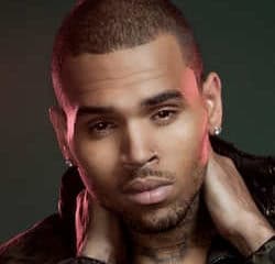 VIDEO : Chris Brown frappe un photographe sur scène 5