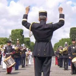 La fanfare de l'armée reprend Daft Punk devant Macron 7