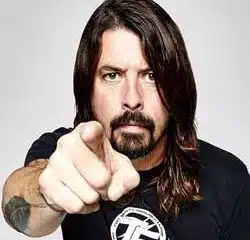 Dave Grohl finit son concert la jambe cassée 17