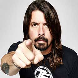 Dave Grohl finit son concert la jambe cassée 13