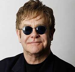 Elton john insulte une hôtesse en plein concert 11