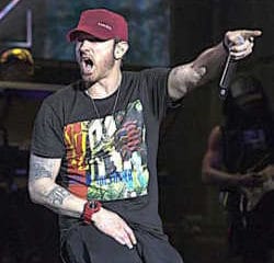Eminem fait hurler <i>Fuck Trump</i> à 90.000 fans 6