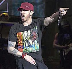 Eminem fait hurler <i>Fuck Trump</i> à 90.000 fans 8