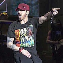 Eminem fait hurler <i>Fuck Trump</i> à 90.000 fans 5
