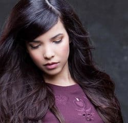 Indila sort le clip Tourner dans le vide