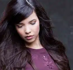 Indila sort le clip Tourner dans le vide