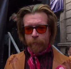 Jesse Hughes en larmes