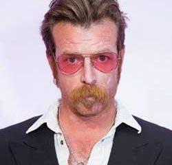 Polémique autour du chanteur des Eagles of Death Metal 9