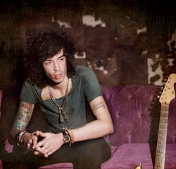 JULIAN PERRETTA sort le clip de Wildfire