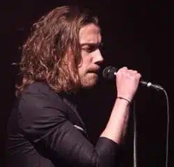 Julien Doré tourne en dérision une célèbre chanson 20