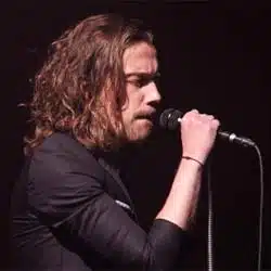 Julien Doré tourne en dérision une célèbre chanson 19