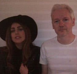 Lady Gaga a rencontré Julian Assange 29