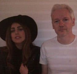 Lady Gaga a rencontré Julian Assange 23