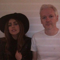 Lady Gaga a rencontré Julian Assange 13