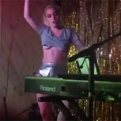 VIDEO : Lady Gaga seins nus sur scène à Londres 4