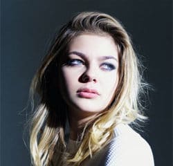 Louane fait ses adieux à son public sur scène 17