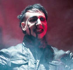 En plein concert, le décor s'éffondre sur Marilyn Manson 7