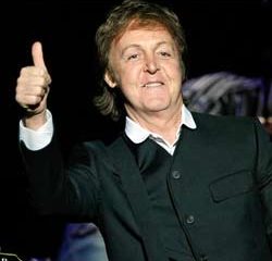 Un couple se fiance durant le concert de Paul McCartney 23