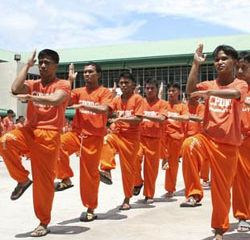 Queen dansé par des prisonniers philippins 8