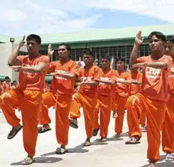 Queen dansé par des prisonniers philippins 11