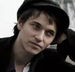 Raphaël donne de la voix pour le Microcrédit 29