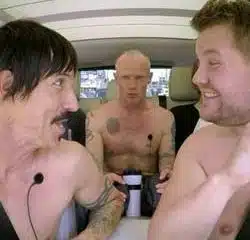 Les Red Hot Chili Peppers chantent leur tubes à poil 26