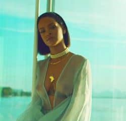 Rihanna seins nus dans son nouveau clip 33