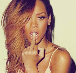 Rihanna dérape avec un fan 23
