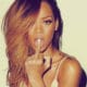 Rihanna dérape avec un fan 24