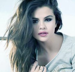 Selena Gomez sort son premier Best Of 17