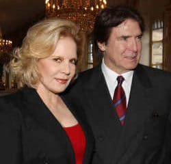 Sylvie Vartan et Tony Scotti main dans la main