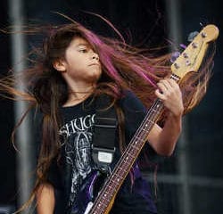 Korn engage un bassiste de 12 ans pour leur tournée 5