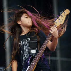 Korn engage un bassiste de 12 ans pour leur tournée 4