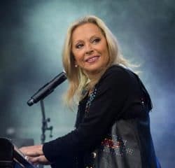 Véronique sanson annonce la sortie de son nouvel album 14