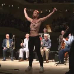 Les Femen interrompent un concert de Woody Allen 4