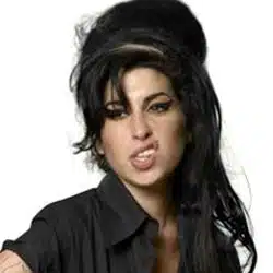 Amy Winehouse en tailleur au tribunal 13