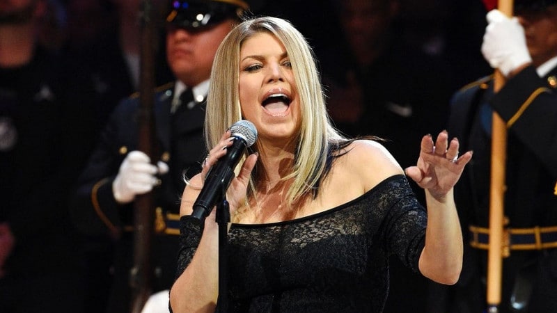 La chanteuse Fergie se ridiculise en interprétant l'hymne américain