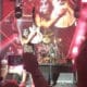 Un jeune guitariste vole la vedette aux Foo Fighters en plein concert